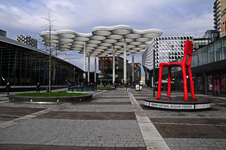 904119 Gezicht op het Stationsplein te Utrecht, met het bollendak en rechts het kunstwerk 'Clay Stoel' van Maarten Baas ...